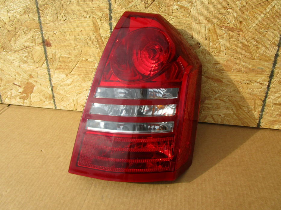 2005 2006 2007 CHRYSLER 300 RIGHT REAR PASSENGER SIDE TAIL LIGHT OEM