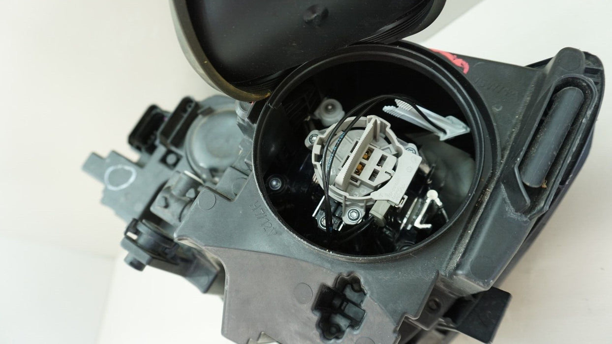 2016-2019 VOLKSWAGEN PASSAT FRONT RIGHT PASSENGERS SIDE HALOGEN HEADLIGHT OEM