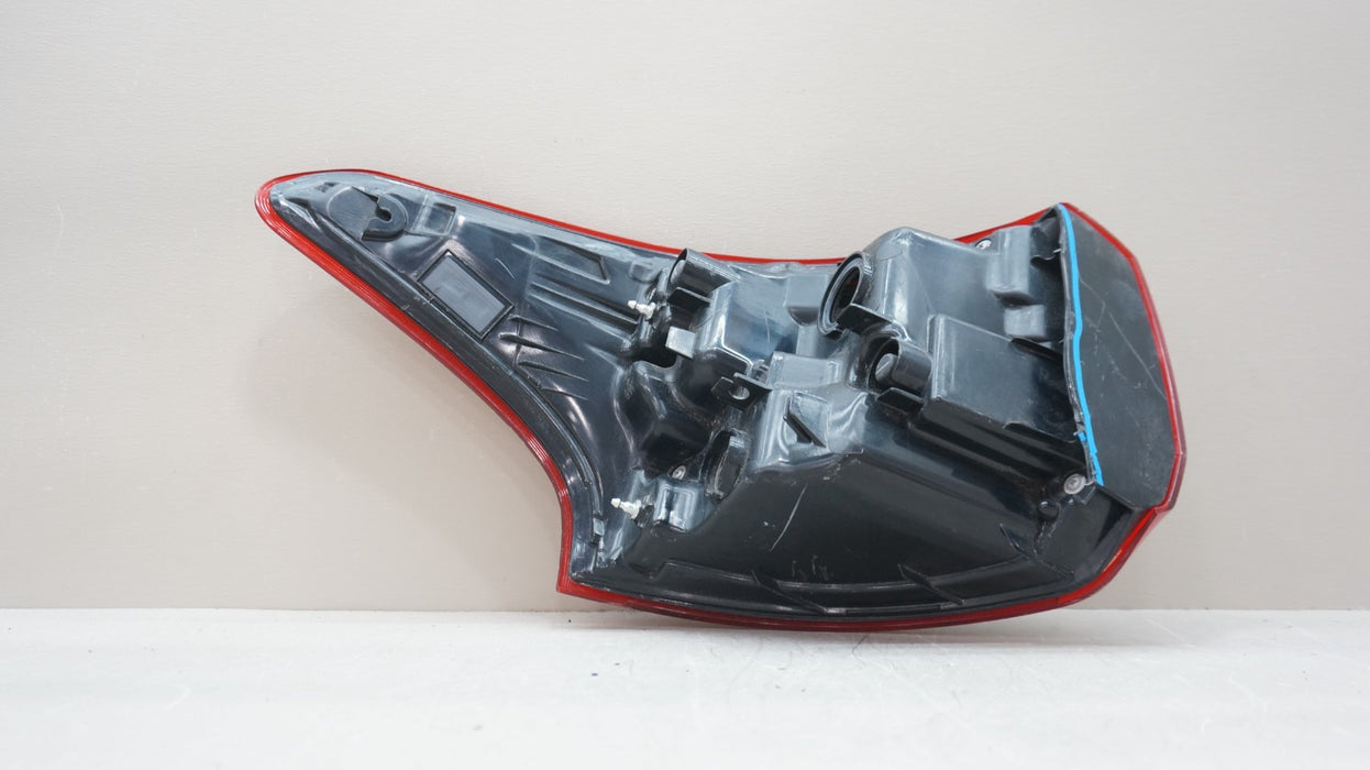 2016-2020 MITSUBISHI OUTLANDER REAR RIGHT PASSENGER SIDE OUTER TAIL LIGHT OEM