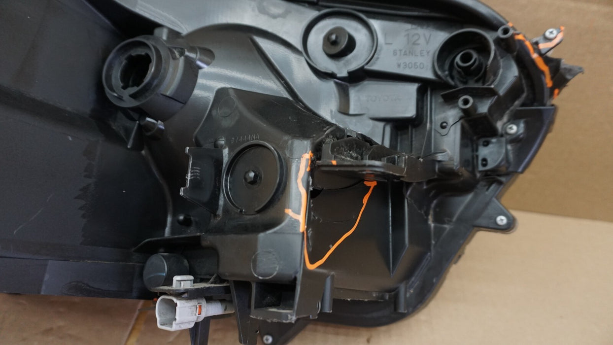 2017-2018 TOYOTA RAV-4 RAV4 FRONT DRIVER SIDE HEADLIGHT HEAD HALOGEN LAMP OEM