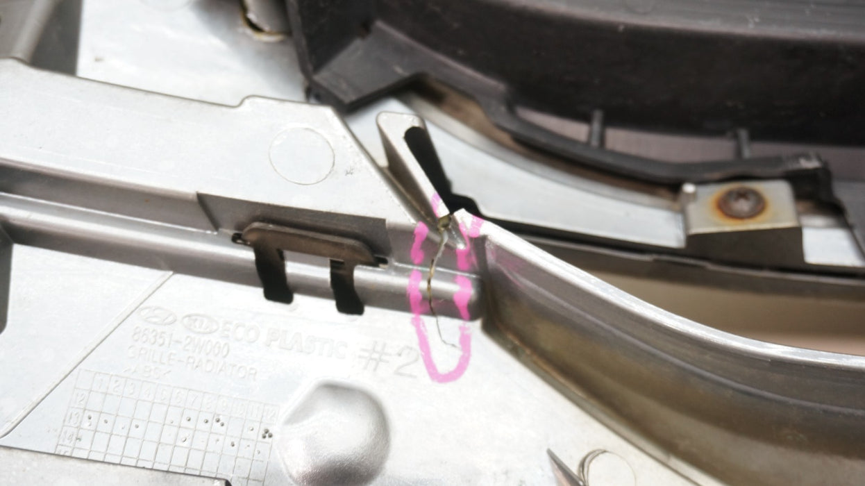 2013-2015 HYUNDAI SANTA FE FRONT BUMPER RADIATOR GRILLE OEM 86351-2W000