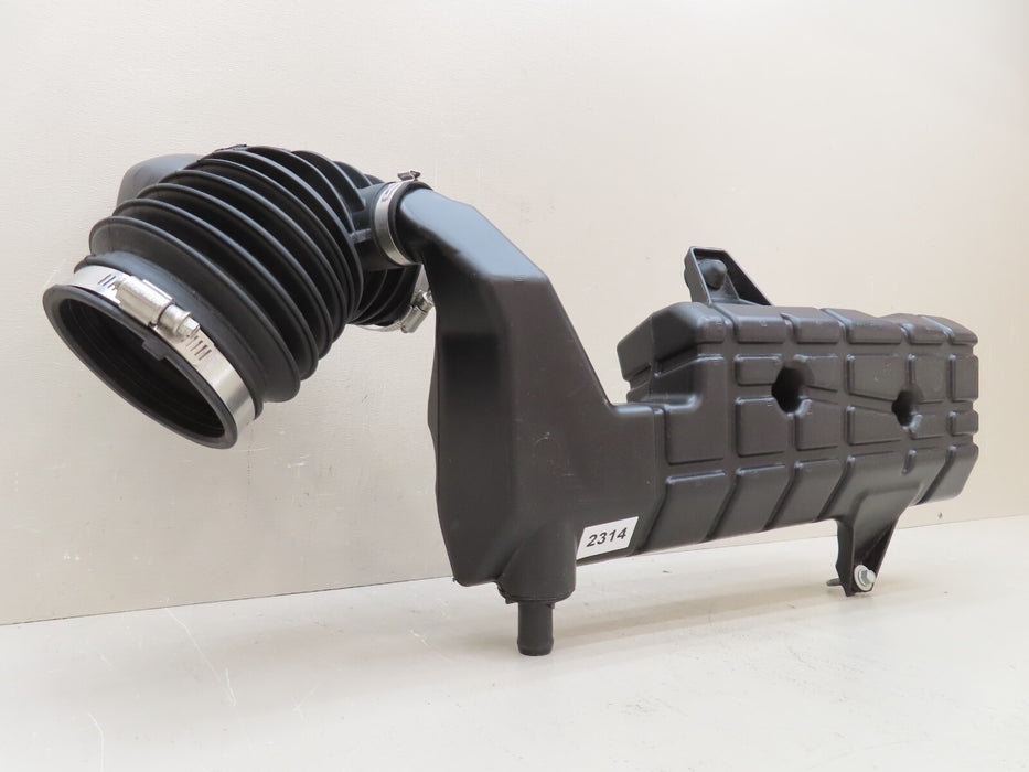 2018-2023 BUICK ENCLAVE CHEVROLET TRAVERSE AIR CLEANER OUTLET DUCT OEM 84522148