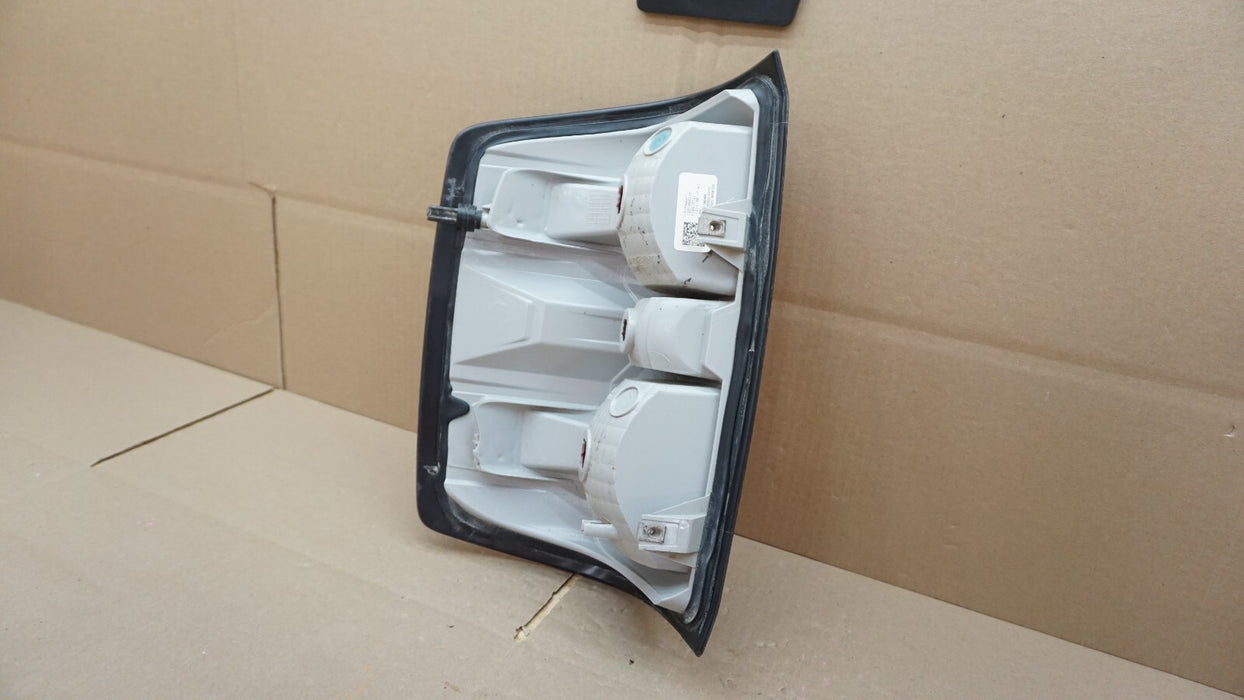 2014-2019 CHEVROLET SILVERADO REAR RIGHT PASSENGERS TAIL LIGHT OEM