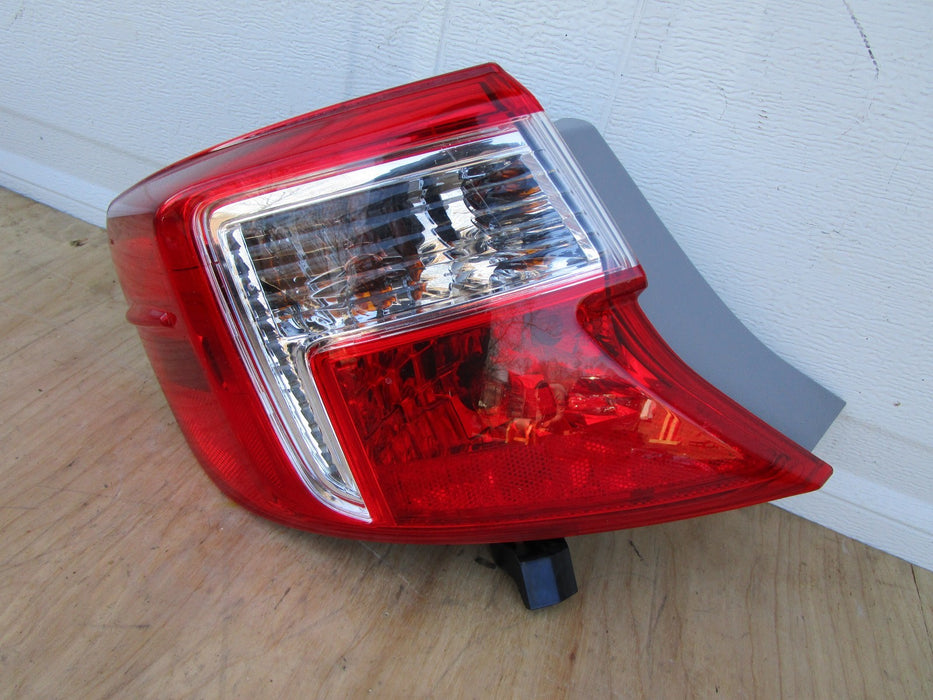 2012-2014 TOYOTA CAMRY REAR LEFT DRIVER SIDE TAIL LIGHT OUTER OEM