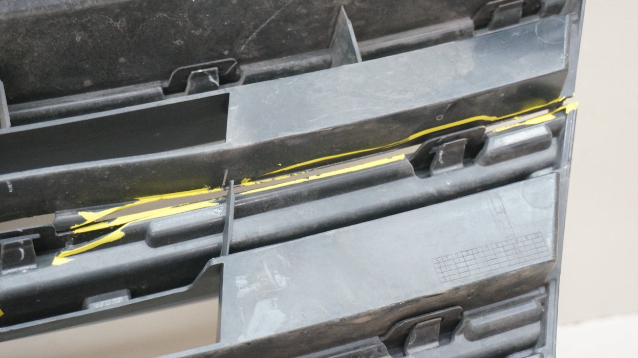 2018-2021 VOLKSWAGEN TIGUAN FRONT BUMPER RADIATOR GRILLE OEM 5NN853653