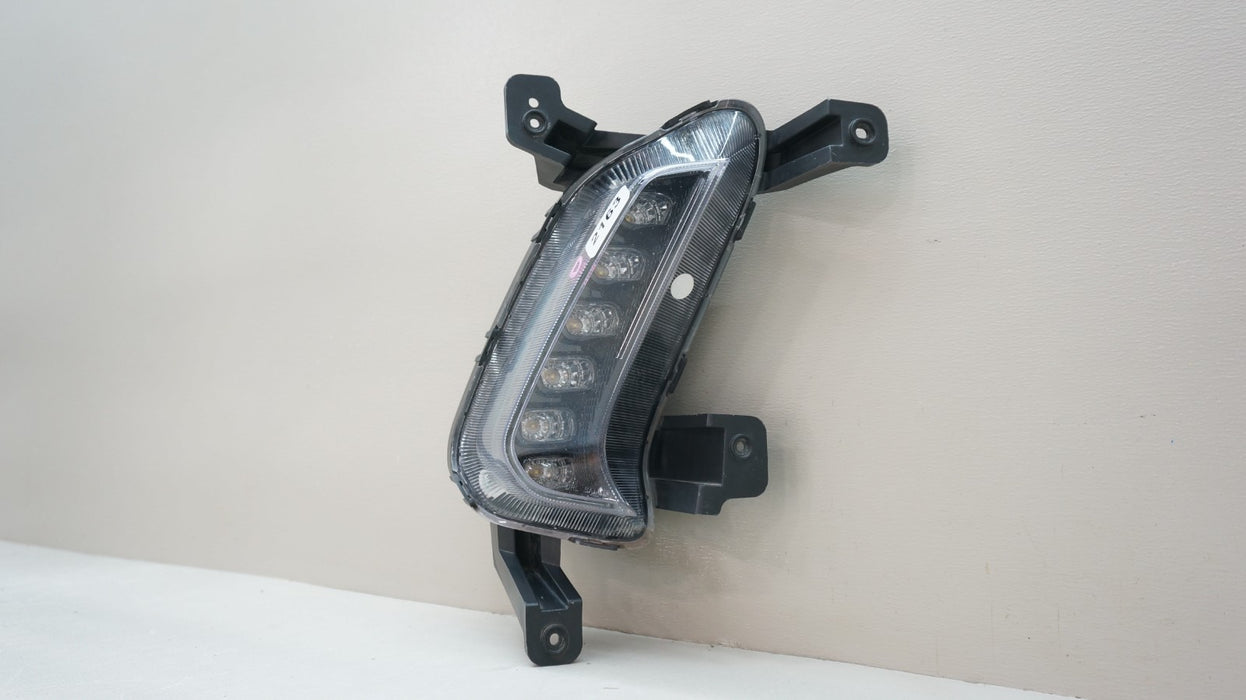 2017-2018 HYUNDAI ELANTRA FRONT RIGHT PASSENGER SIDE FOG LIGHT OEM 92208-F2100