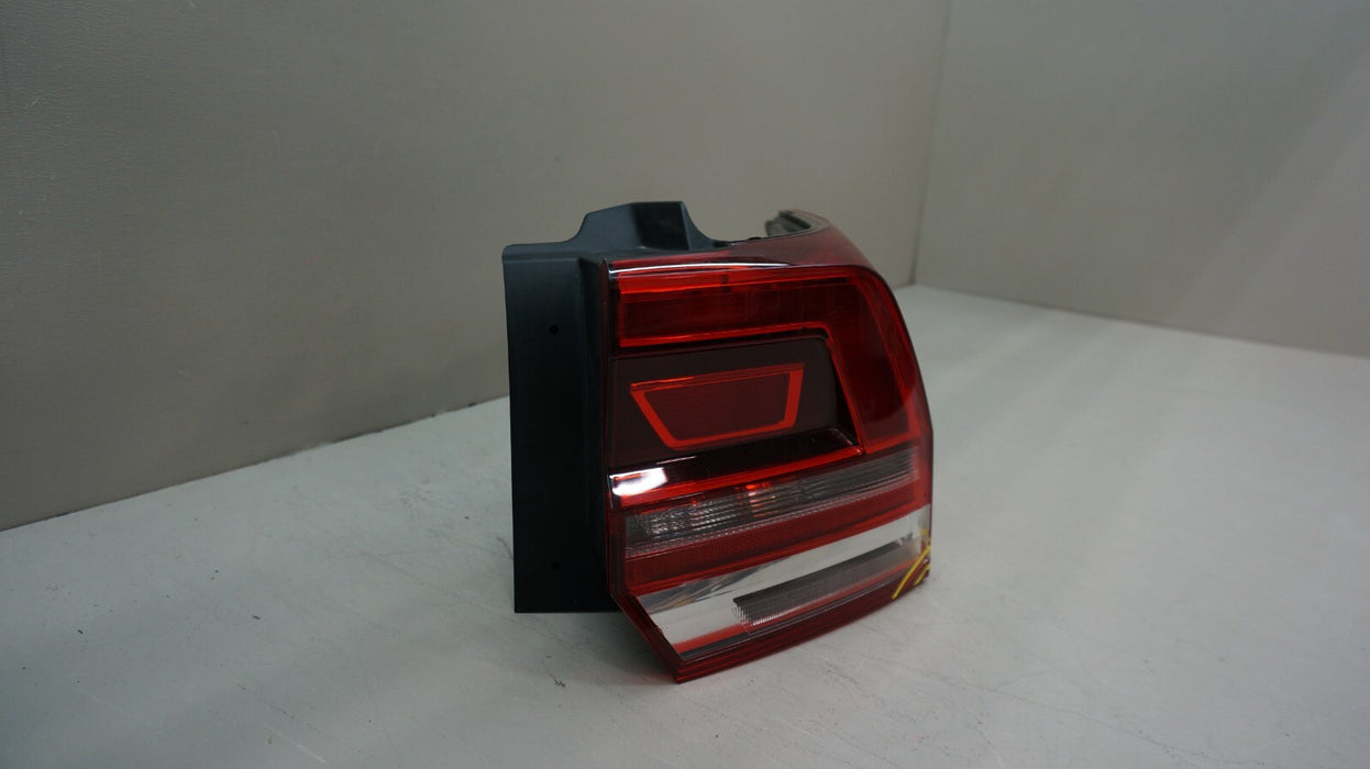 2018-2020 VOLKSWAGEN ATLAS REAR RIGHT PASSENGER SIDE TAIL LIGHT OEM