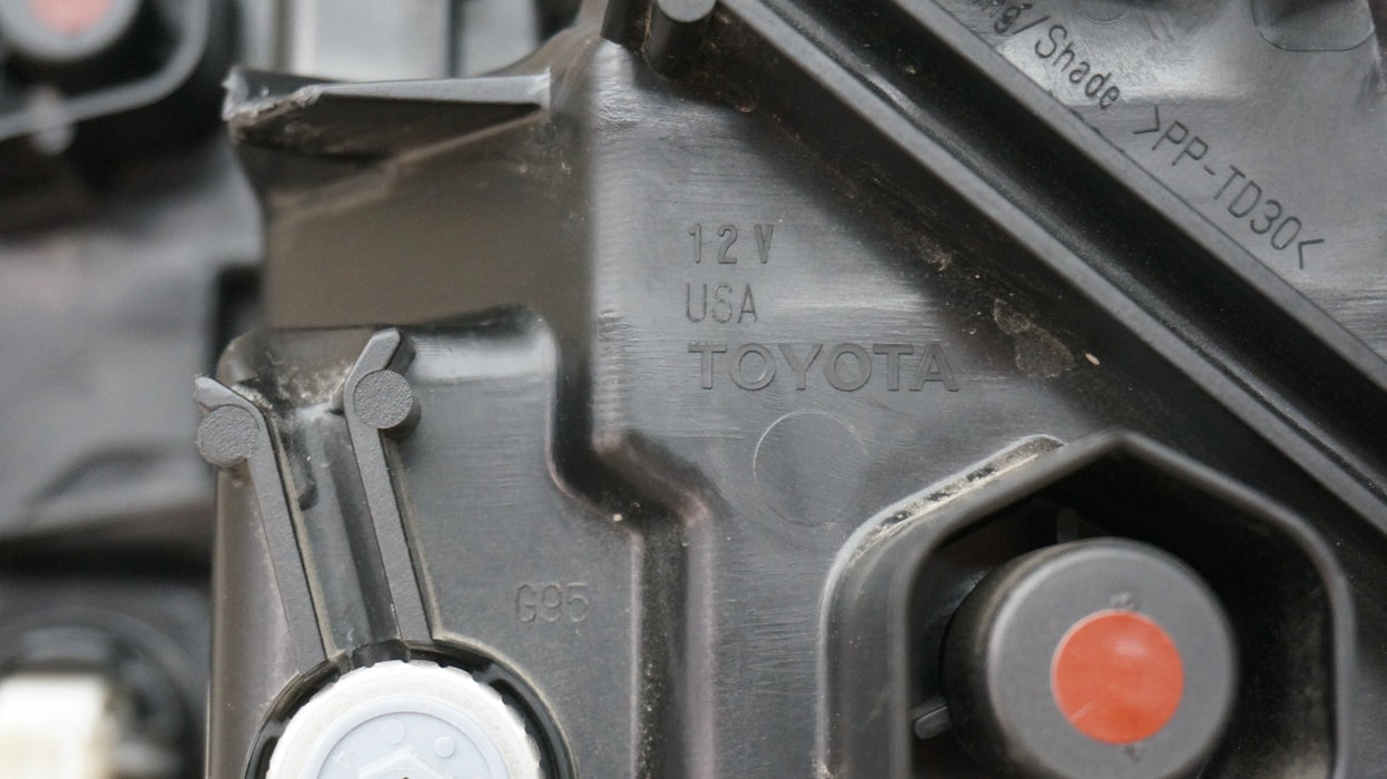 2020-2022 TOYOTA COROLLA FRONT RIGHT PASSENGER SIDE HALOGEN HEADLIGHT OEM