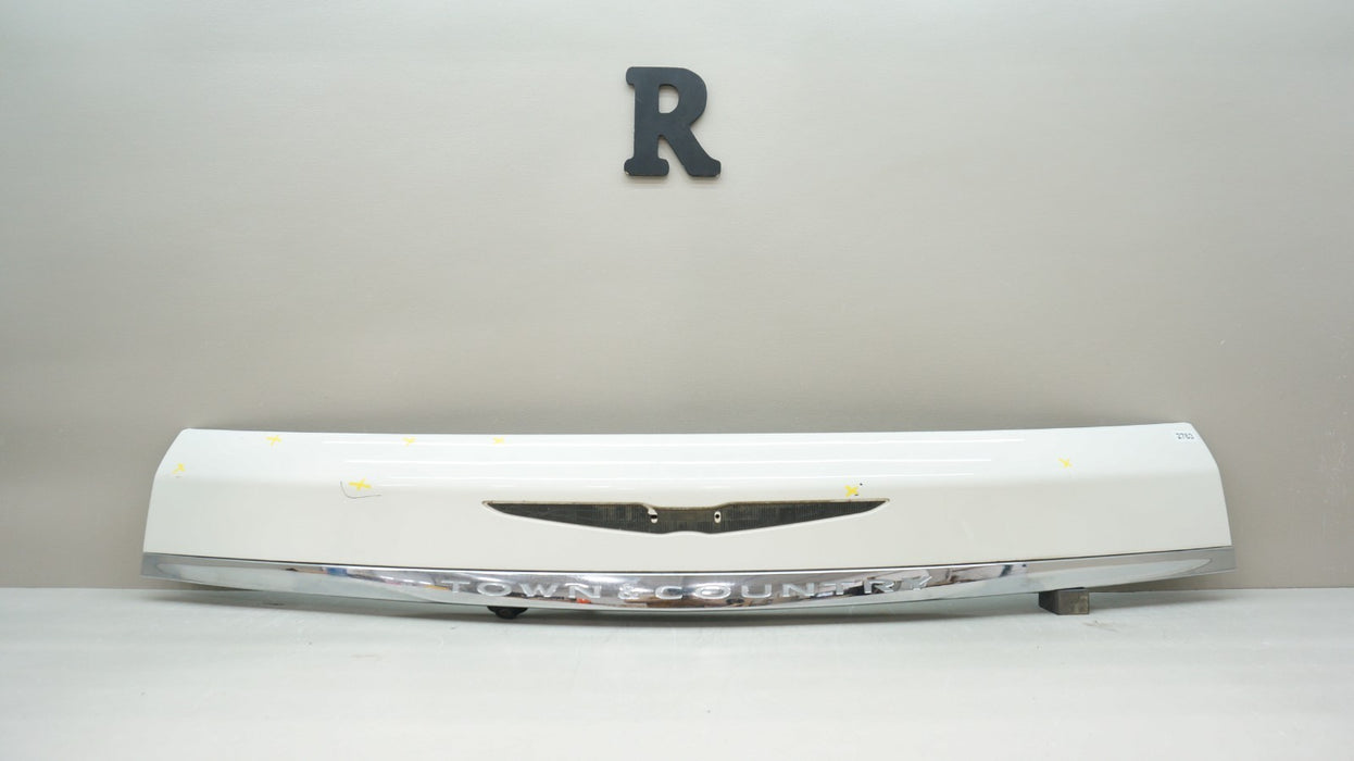2011-2016 CHRYSLER TOWN & COUNTRY REAR LIFT GATE MOLDING W / CAMERA OEM