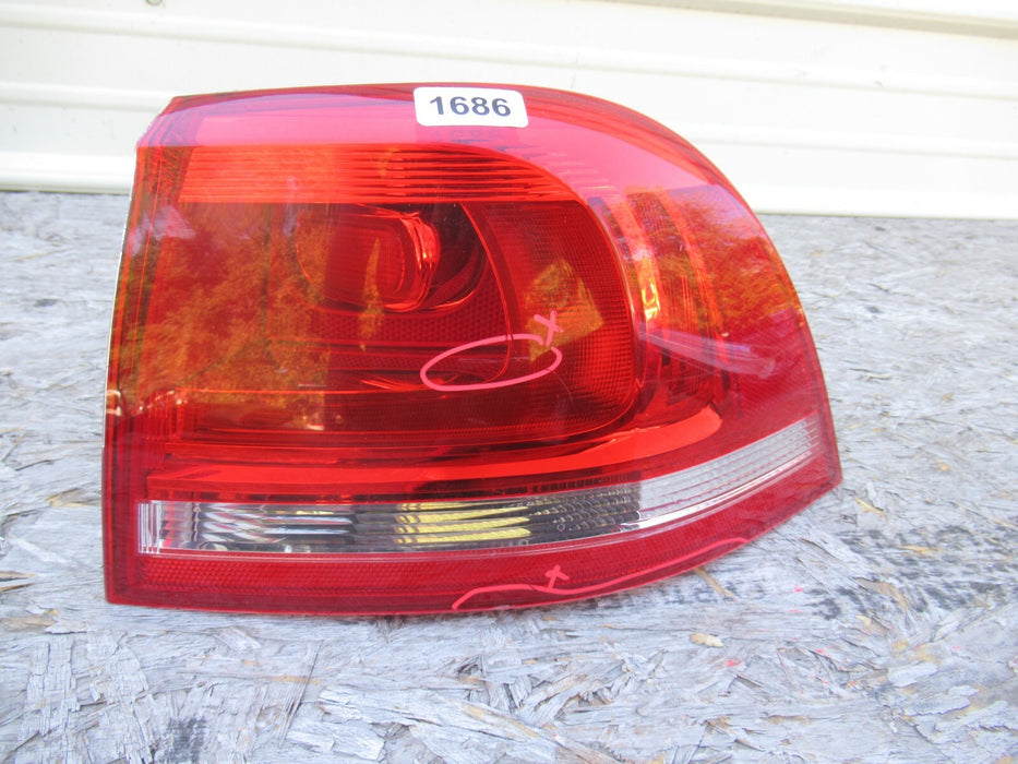 2011-2014 VOLKSWAGEN TOUAREG REAR RIGHT PASSENGER SIDE TAIL LIGHT HALOGEN OEM