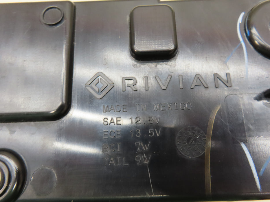 2022-2024 RIVIAN R1T REAR CENTER TAILGATE TAIL LIGHT LED OEM