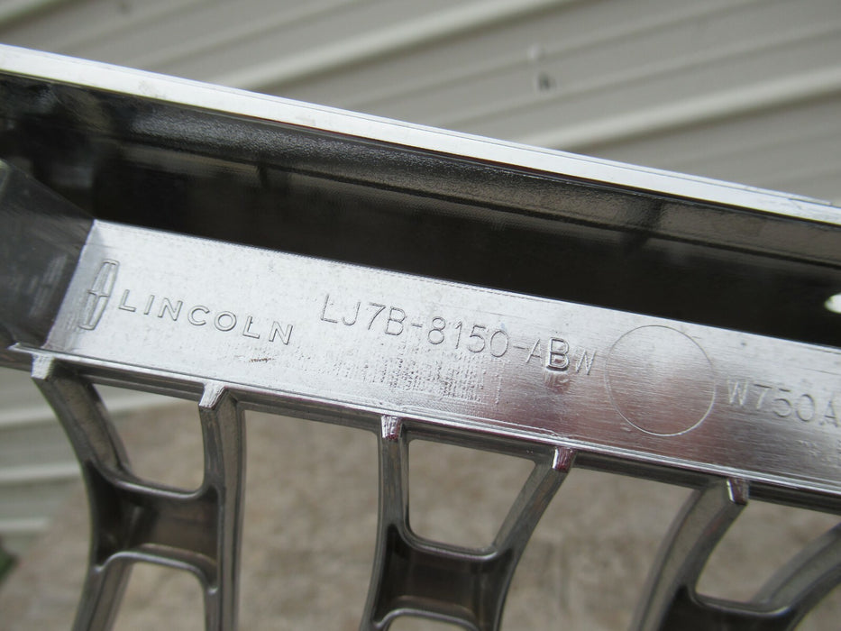 2020 - 2021 LINCOLN CORSAIR FRONT BUMPER GRILLE W/ EMBLEM LJ7B-8150-ABW OEM