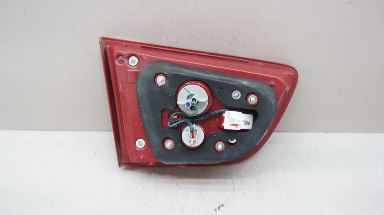 2016-2018 KIA SORENTO REAR RIGHT PASSENGER SIDE INNER TAIL LIGHT OEM
