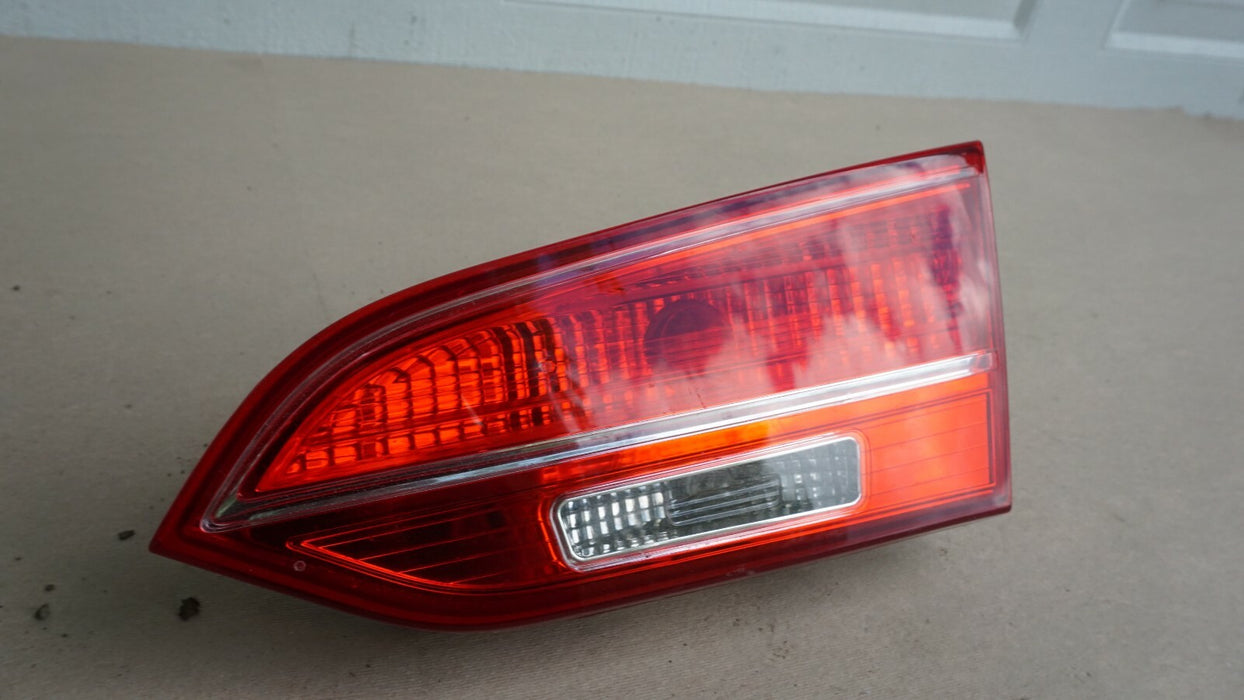 2013-2016 HYUNDAI SANTA FE RIGHT PASSENGER SIDE INNER TAIL LIGHT LAMP OEM