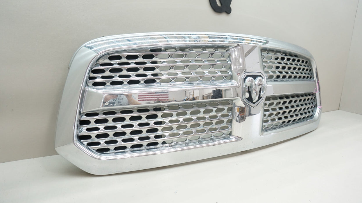 2013-2018 DODGE RAM 1500 FRONT RADIATOR GRILLE OEM 13DSAC0020