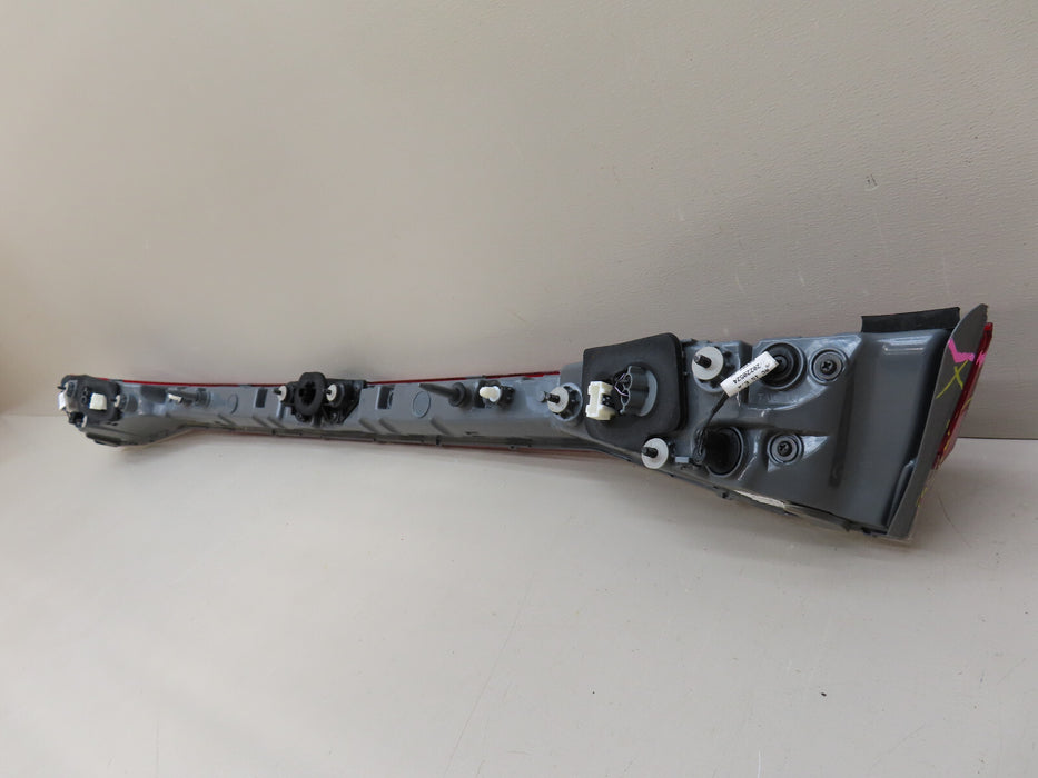 2021 2022 HYUNDAI ELANTRA REAR CENTER TAIL LIGHT LIFT GATE OEM LED 92409-AB000