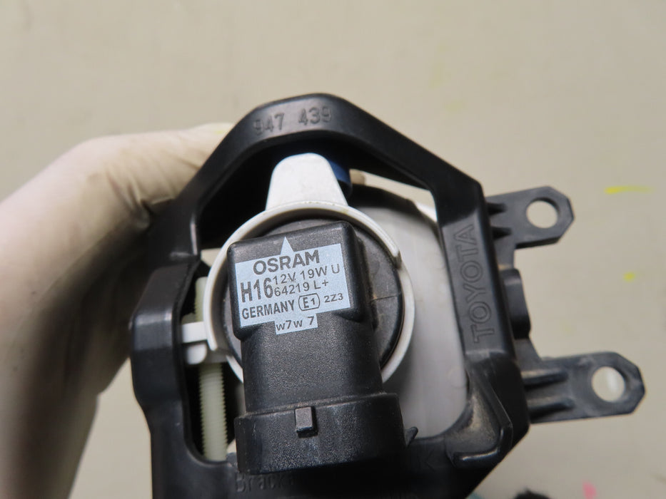 2014 2015 2016 TOYOTA COROLLA FRONT RIGHT PASSENGER SIDE FOG LIGHT OEM 947-439