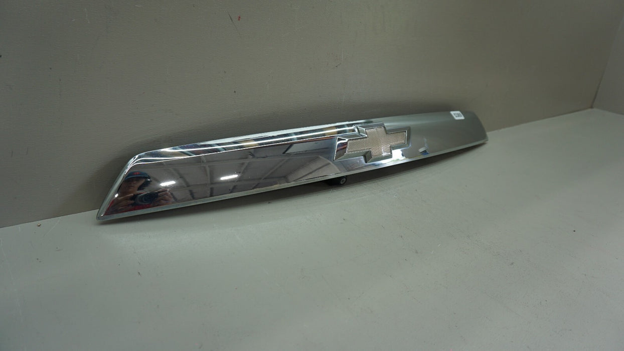2010-2014 CHEVROLET EQUINOX REAR TAILGATE LICENSE MOLDING W/ CAMERA OEM 20903904