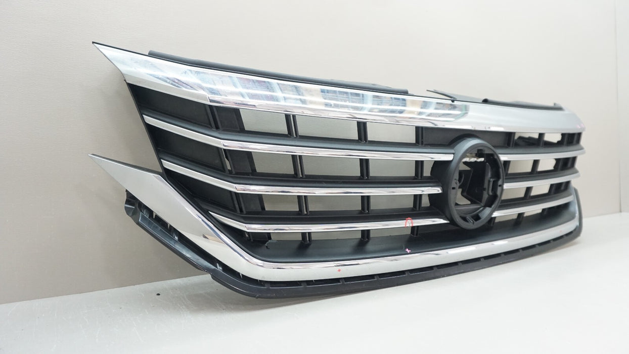 2016-2018 VOLKSWAGEN PASSAT FRONT BUMPER RADIATOR GRILLE GRILL 561853653 OEM