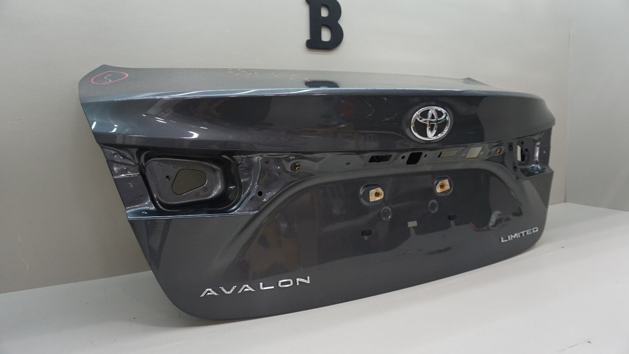 2013-2018 TOYOTA AVALON LIMITED REAR TRUNK LID W/ NAMEPLATE EMBLEM BADGE OEM