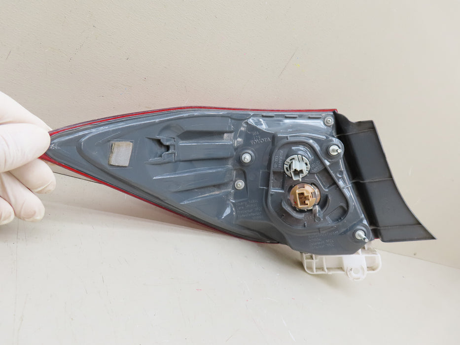 2014-2016 TOYOTA COROLLA REAR RIGHT PASSENGER SIDE TAIL LIGHT OUTER OEM