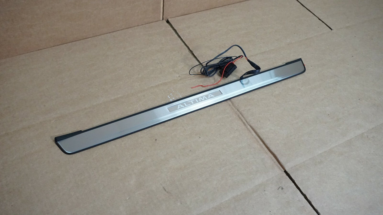 2013-2018 NISSAN ALTIMA FRONT RIGHT SILL STEP PLATE ILLUMINATED KICK PANEL OEM