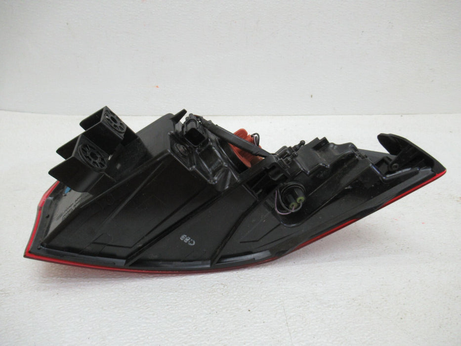 2021 - 2022 KIA CARNIVAL LXS REAR LEFT DRIVER SIDE TAIL LIGHT LAMP 92401-R0 OEM