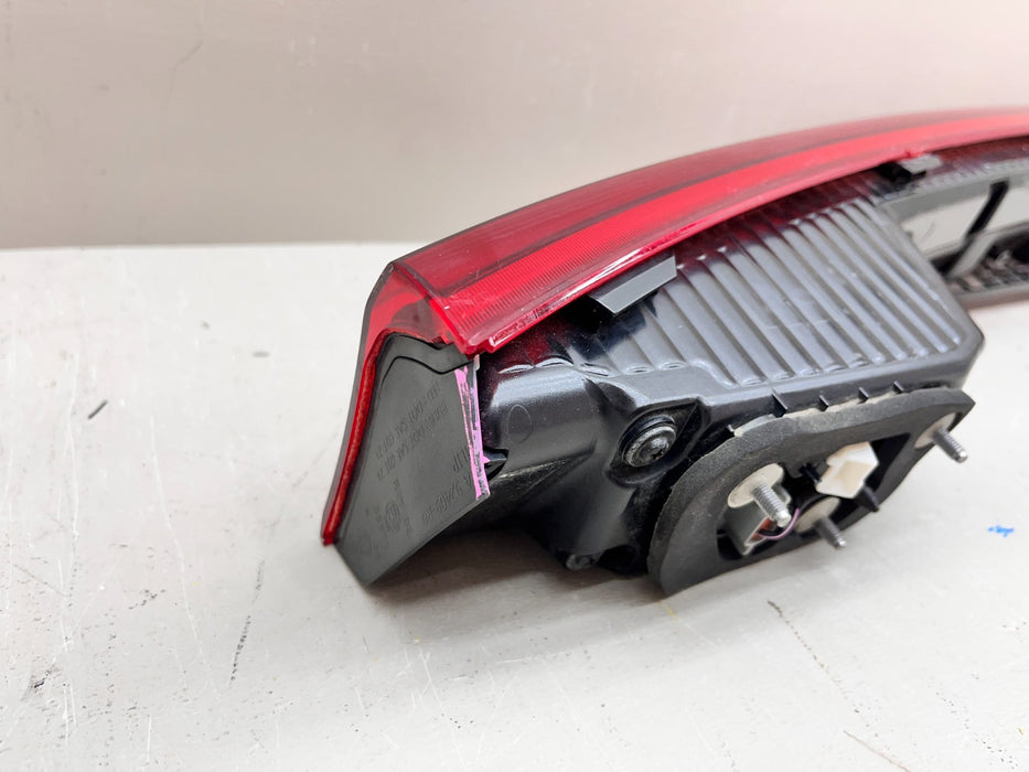 2022-2024 KIA CARNIVAL CENTER TAIL LIGHT BAR W/CAMERA OEM 92409-R0320