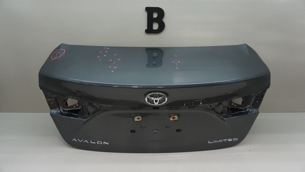 2013-2018 TOYOTA AVALON LIMITED REAR TRUNK LID W/ NAMEPLATE EMBLEM BADGE OEM