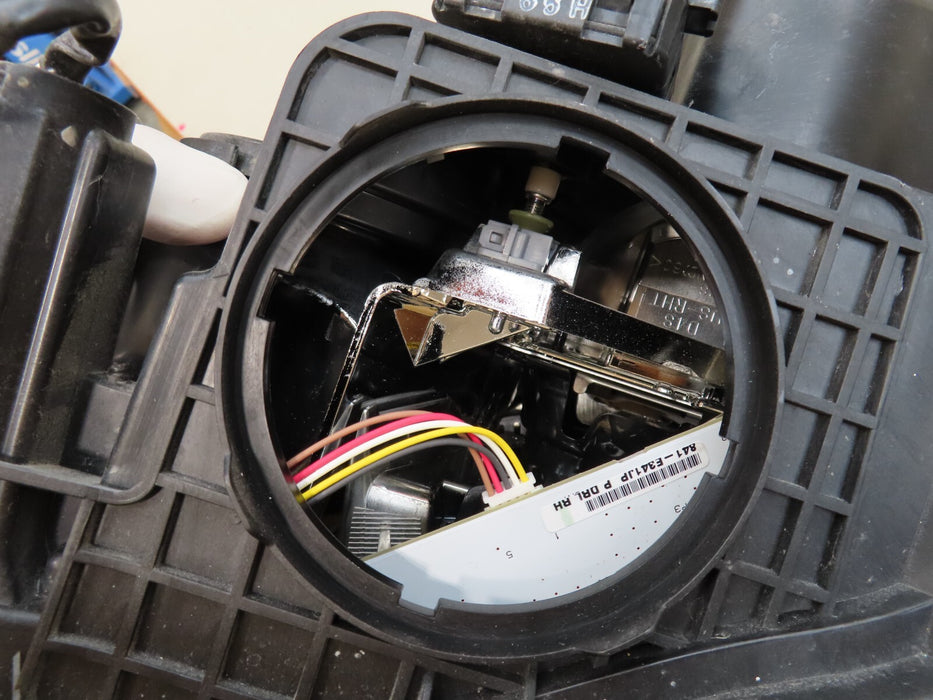 2015-2019 TOYOTA SIENNA SE FRONT RIGHT PASSENGER SIDE HEADLIGHT HALOGEN OEM