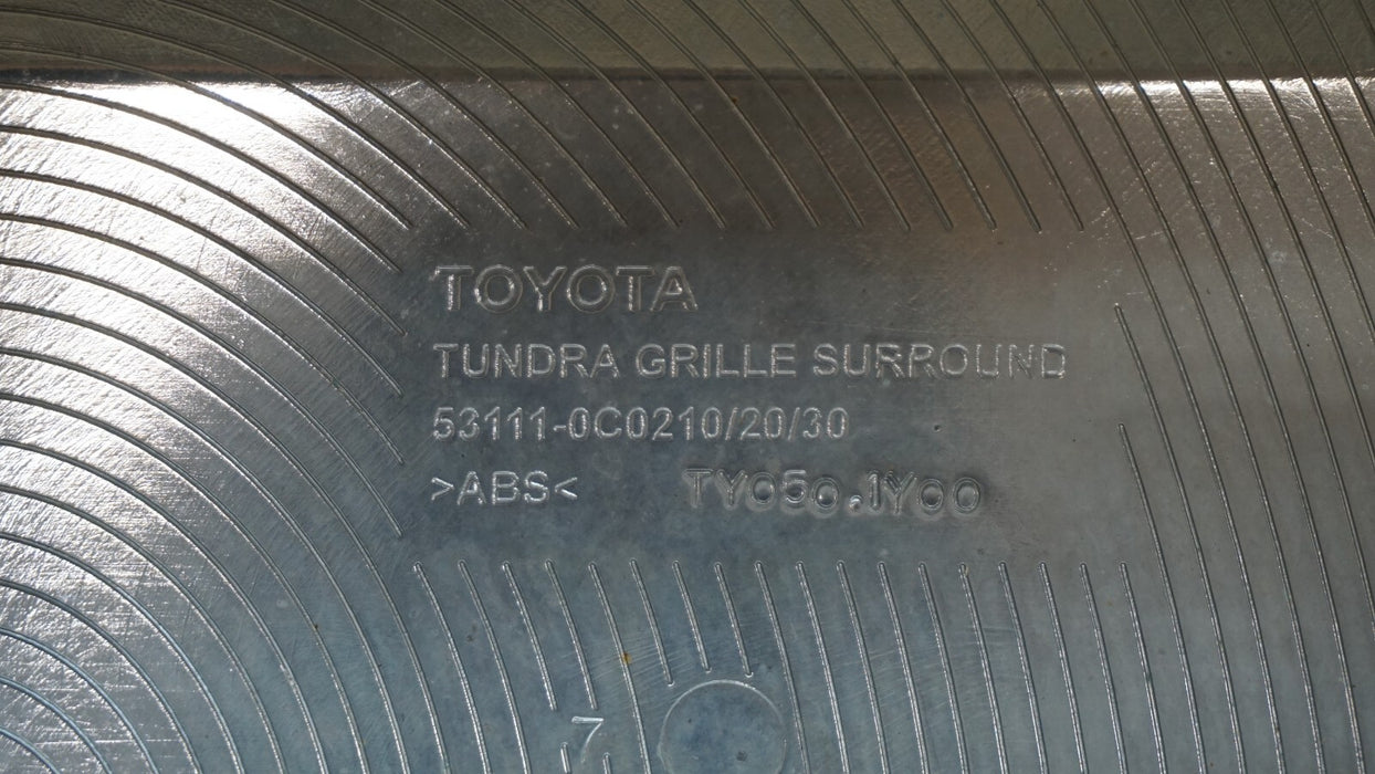 2014-2017 TOYOTA TUNDRA FRONT CENTER RADIATOR GRILLE OEM 531110C0210