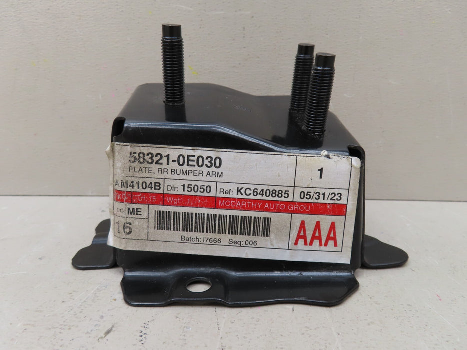 2014-2018 TOYOTA HIGHLANDER REAR RIGHT BUMPER BODY MOUNT BRACKET OEM 58321-0E030