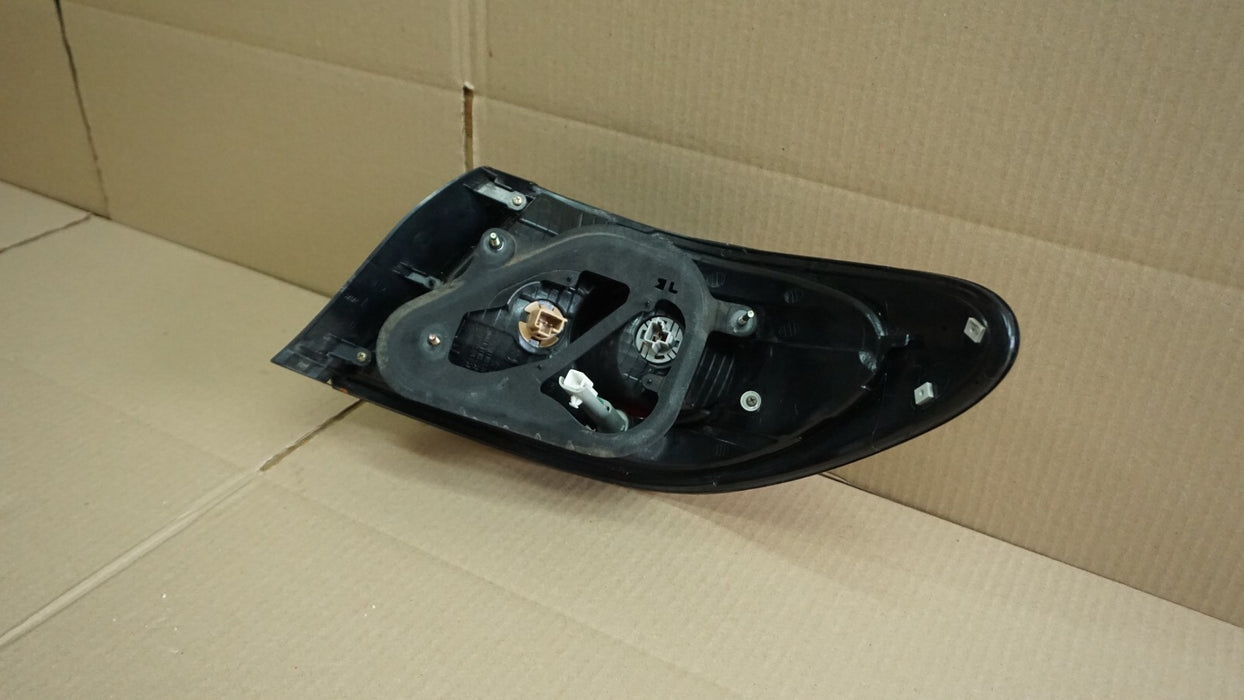 2002-2004 LEXUS ES300 REAR LEFT DRIVER SIDE OUTER TAIL LIGHT LAMP OEM 02 03 04