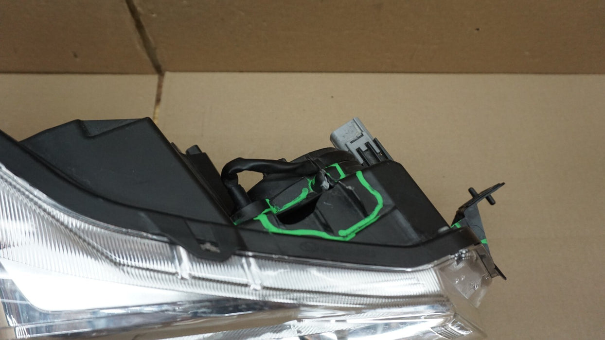 2014-2016 SUBARU FORESTER FRONT RIGHT PASSENGER SIDE HEADLIGHT HALOGEN OEM