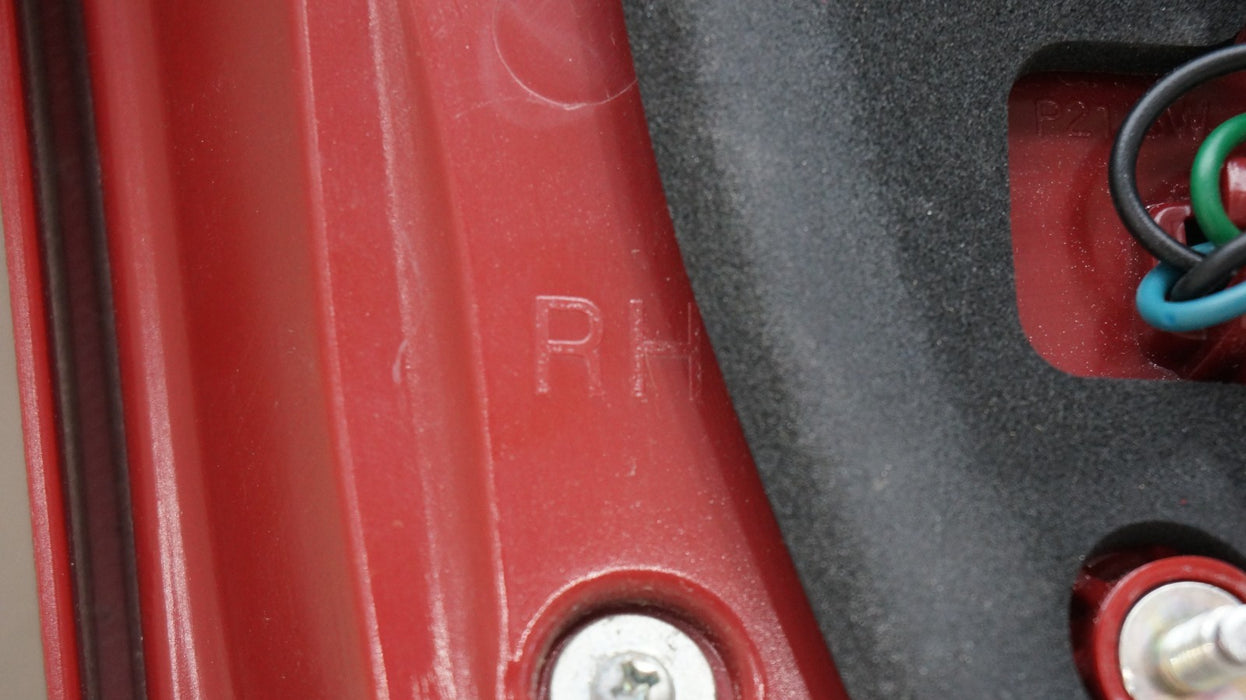 2016-2018 KIA SORENTO REAR RIGHT PASSENGER SIDE INNER TAIL LIGHT OEM