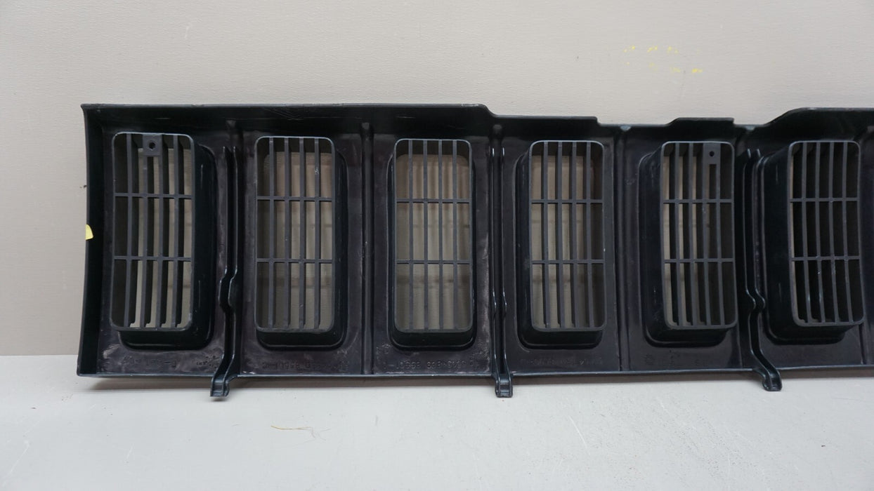 1993-1995 JEEP GRAND CHEROKEE ZJ FRONT UPPER CENTER RADIATOR GRILLE OEM 55054889