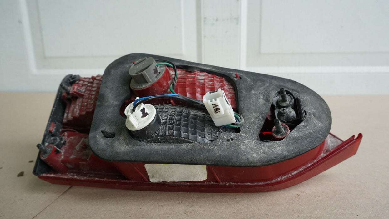 2013-2016 HYUNDAI SANTA FE RIGHT PASSENGER SIDE INNER TAIL LIGHT LAMP OEM