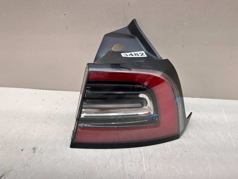 2020-2024 TESLA MODEL Y RH RIGHT OUTER TAIL LIGHT OEM 1502087-00-D