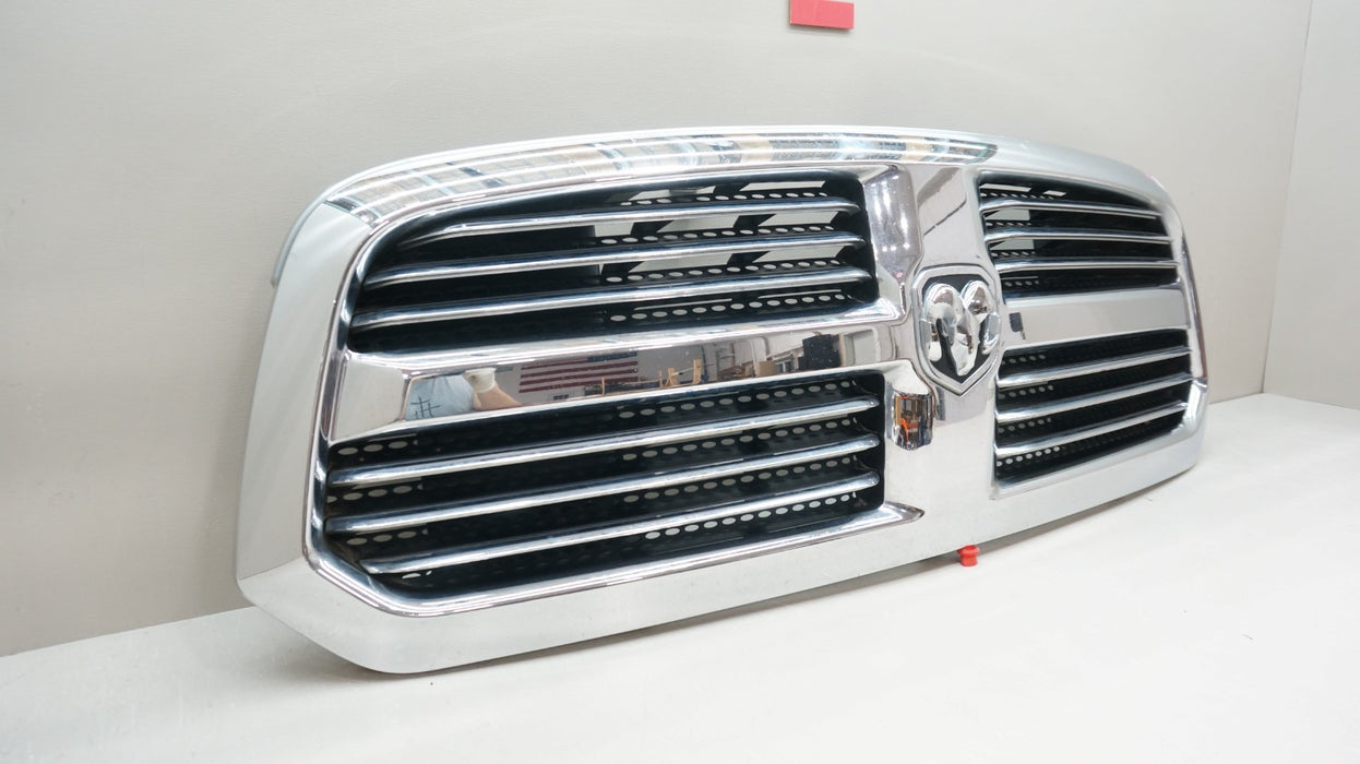 2013-2018 DODGE RAM 1500 FRONT BUMPER RADIATOR GRILLE OEM 13DSAC0020